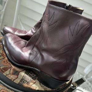 Men’s vintage Long Haul leather zip up boots. Made in USA. Oil resistant. Size 9